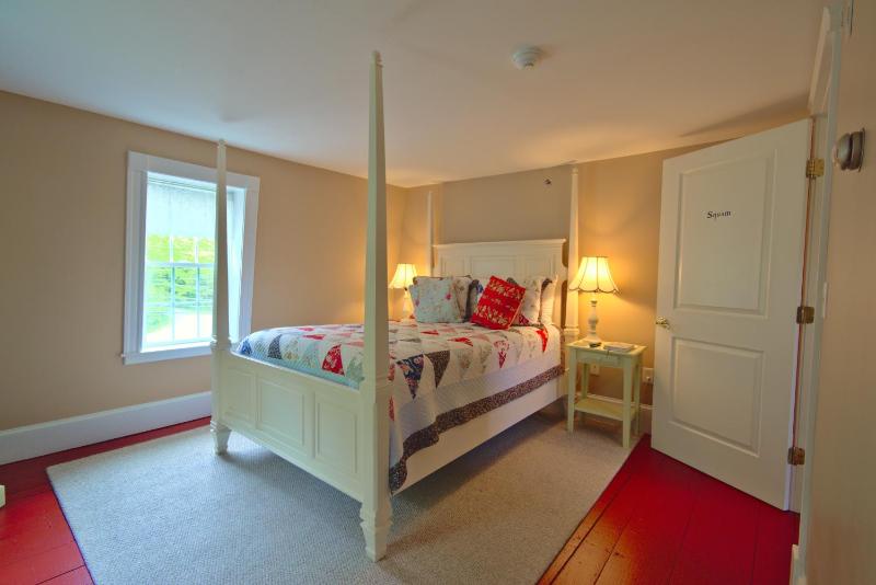 Deluxe Queen Suite image 2