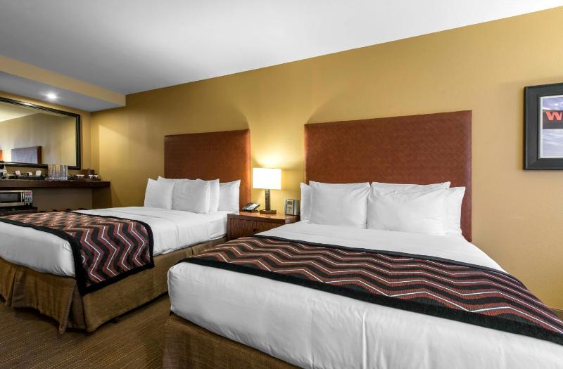 Queen Room with Two Queen Beds - Non-Smoking image 4
