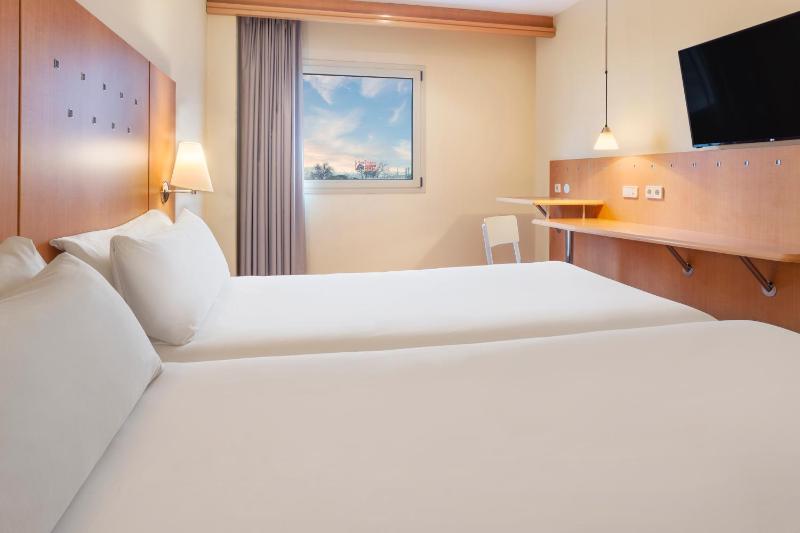 Standard Twin Room image 1
