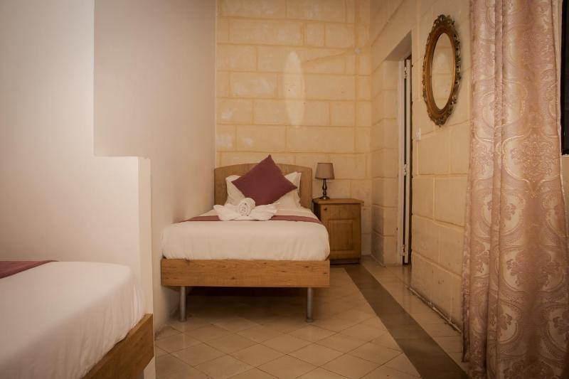 Twin Room image 3