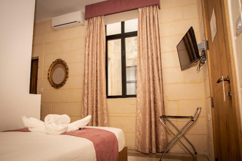 Twin Room image 1