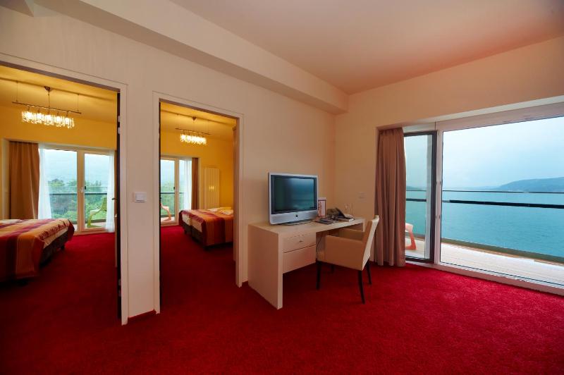 Family Suite with Balcony image 3