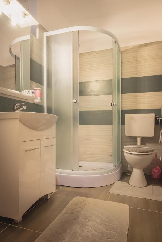 Standard Quadruple Room image 2