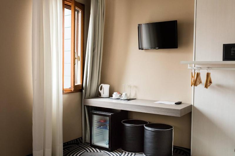 Standard Double Room with Canal View image 4