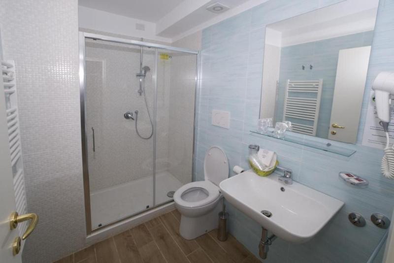 Classic Double or Twin Room image 4