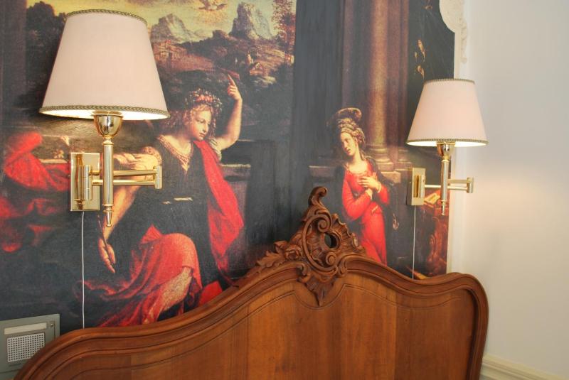 Single Room with Castle View image 2
