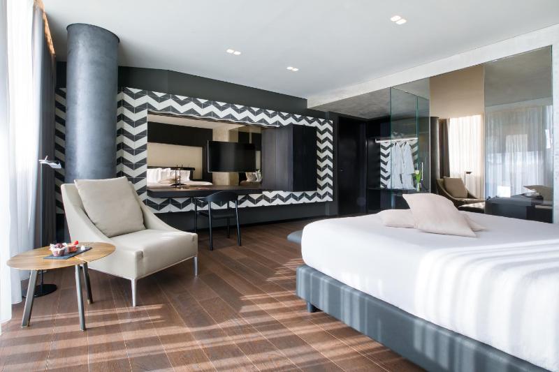 Superior Double or Twin Room with City View image 2