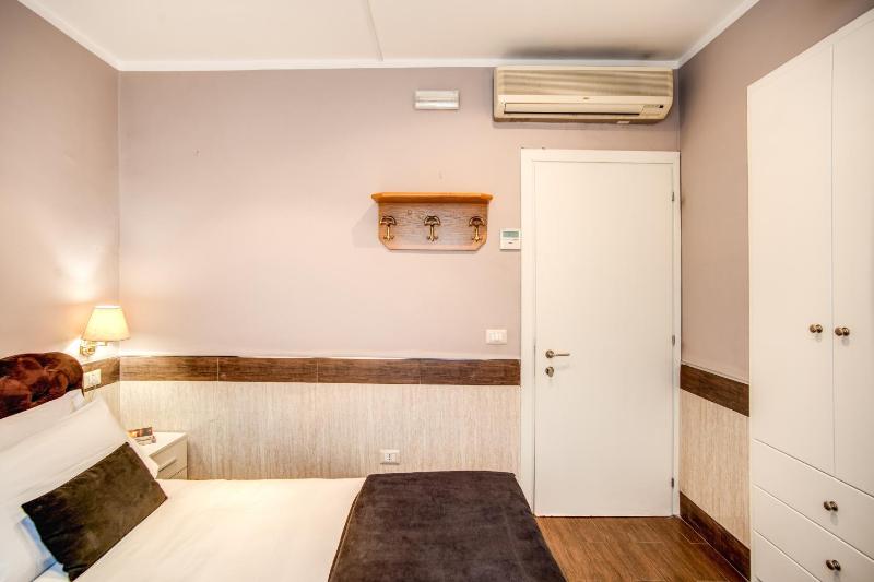 Economy Double Room image 3