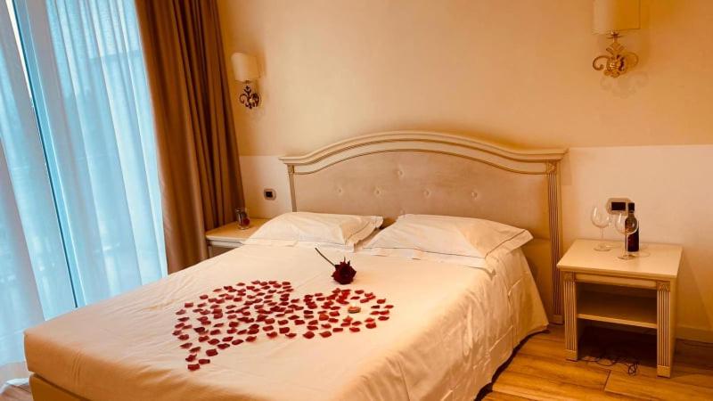 Deluxe Junior Suite with Balcony image 3
