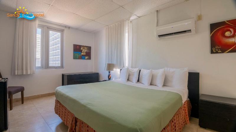 Standard Room, One Queen Bed image 2