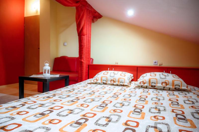 Double Room with Balcony image 2