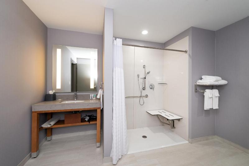 Queen Room with Two Queen Beds and Roll-In Shower - Disability Access image 3