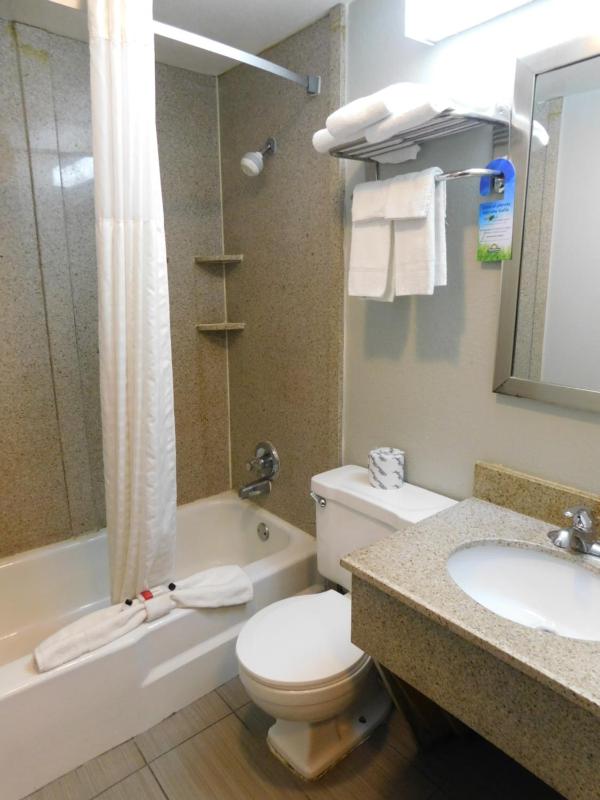 Triple Suite - Non-Smoking image 2