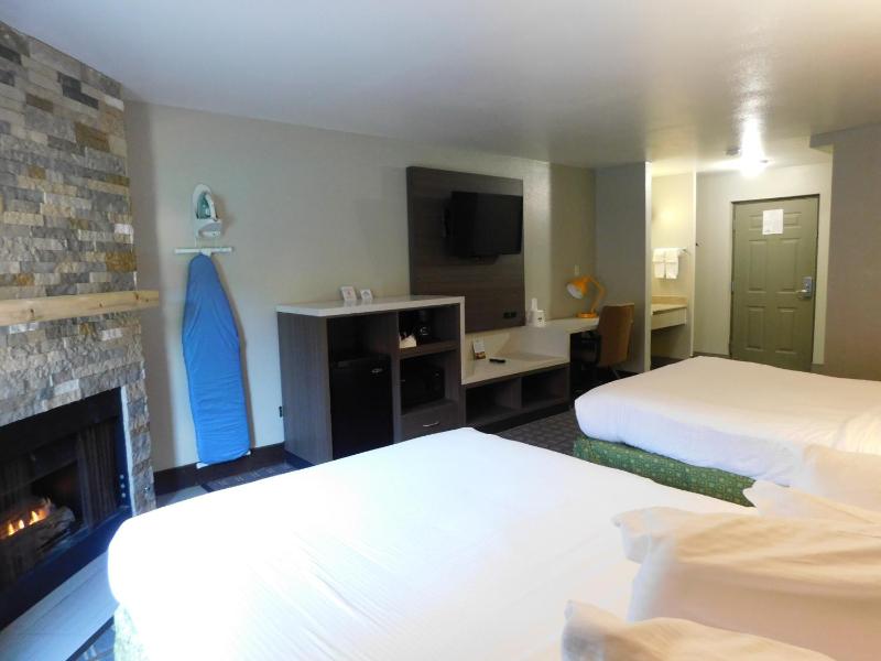 Deluxe Room, 2 Queen Beds, Non Smoking, Fireplace image 3