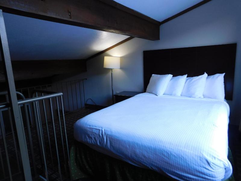 1 King Bed and 1 Queen Bed, Loft Suite, Non-Smoking image 3
