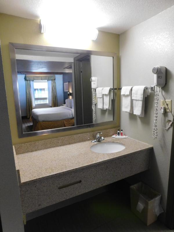 1 King Bed and 1 Queen Bed, Loft Suite, Non-Smoking image 3