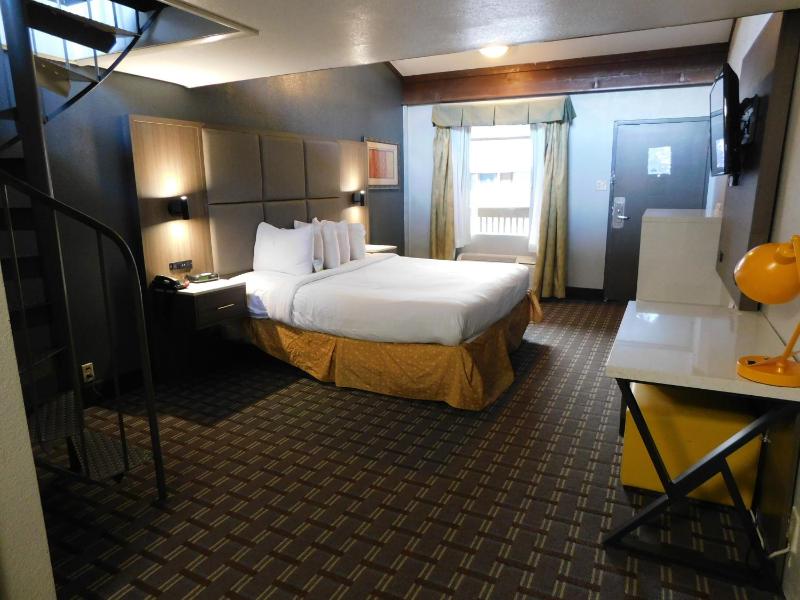 1 King Bed and 1 Queen Bed, Loft Suite, Non-Smoking image 2