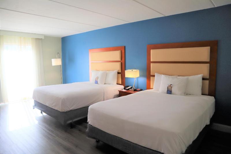 Queen Room with Two Queen Beds - Non-Smoking image 2
