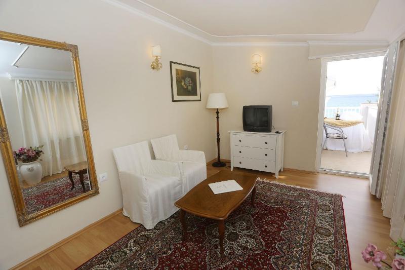 Standard Double Room with Balcony image 3