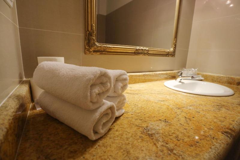 Superior Double Room with Balcony and Sea View image 3