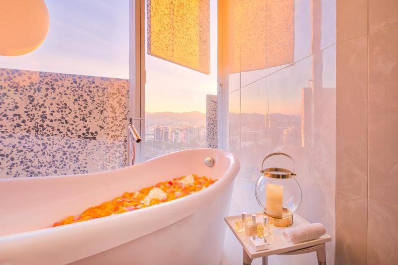Deluxe Double Room with City View image 4