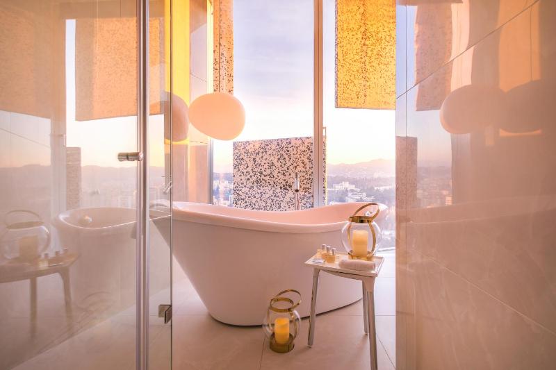 Deluxe Double Room with City View image 3