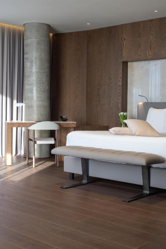 Deluxe Double Room with City View image 2