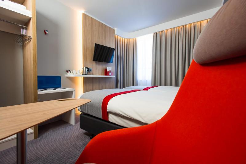 Standard Twin Room with Free Hot Breakfast image 4