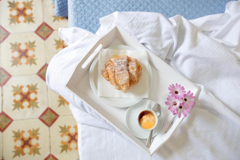 Deluxe Double Room image 3