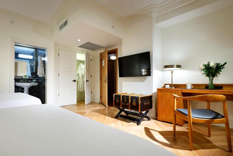 Family Room image 2