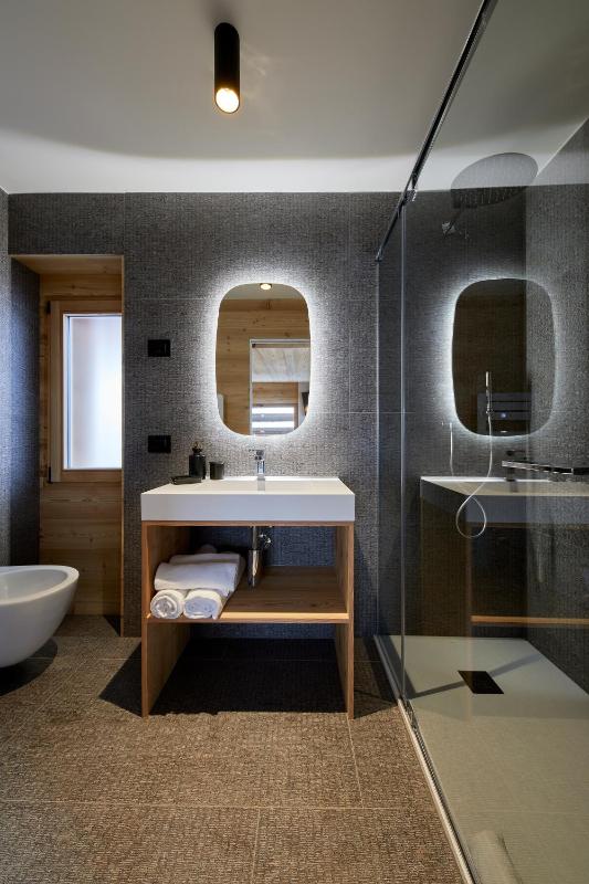 Double Room with Balcony image 4