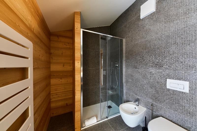 Deluxe Double Room with Balcony image 3