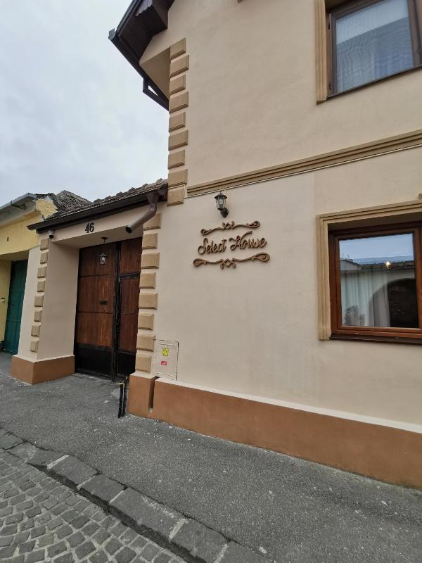 Select House - image 21