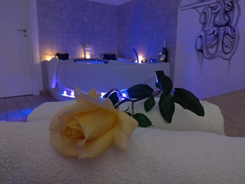 Deluxe Suite with Spa Bath image 2