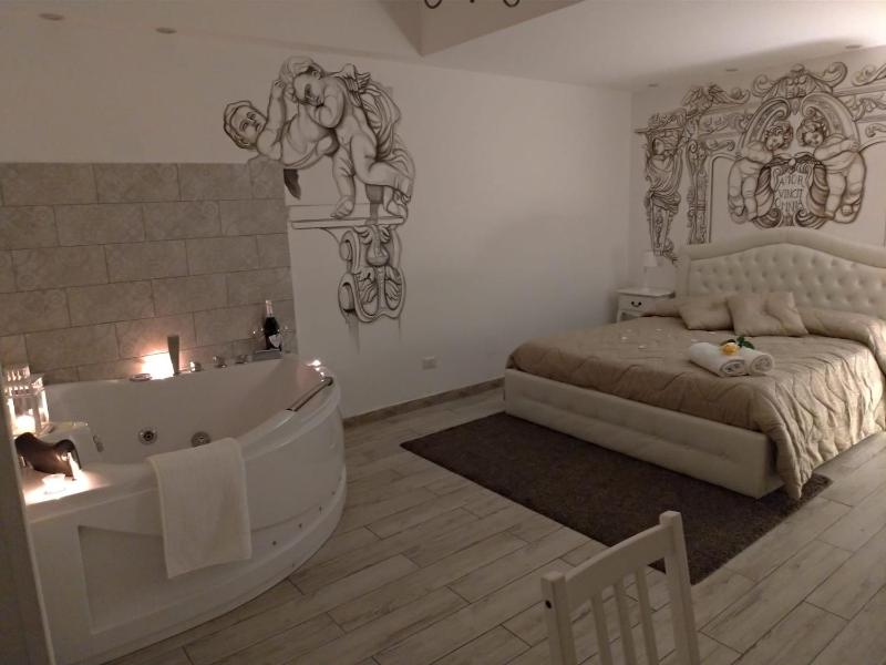 Deluxe Suite with Spa Bath image 3