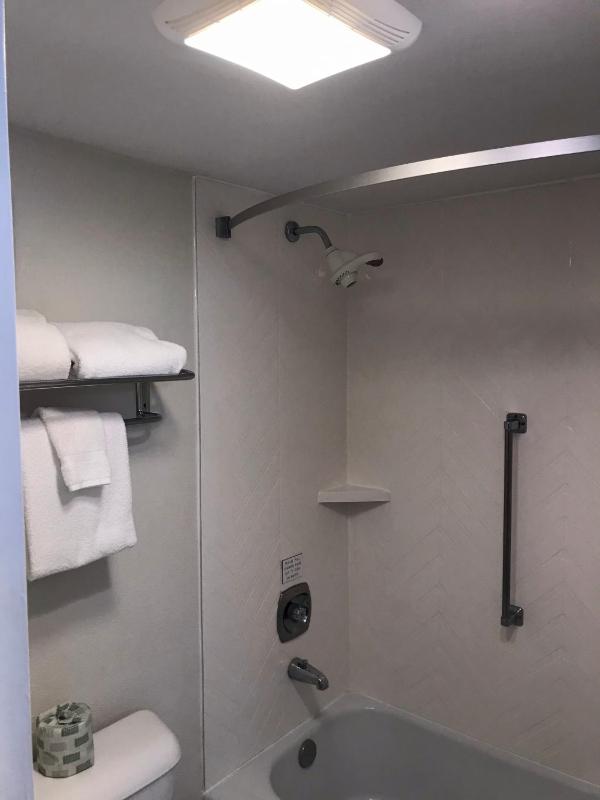 Deluxe Queen Room with Two Queen Beds - Non-Smoking image 3