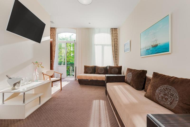 Executive Suite image 4