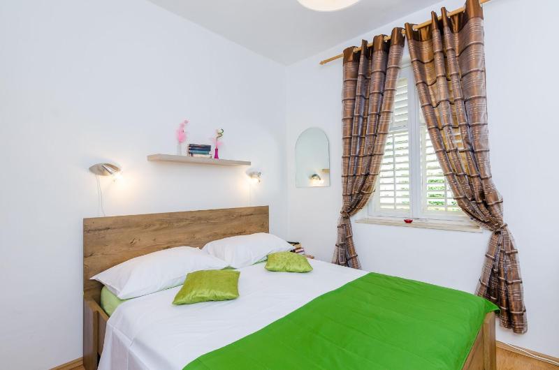 Double Room with Balcony image 4