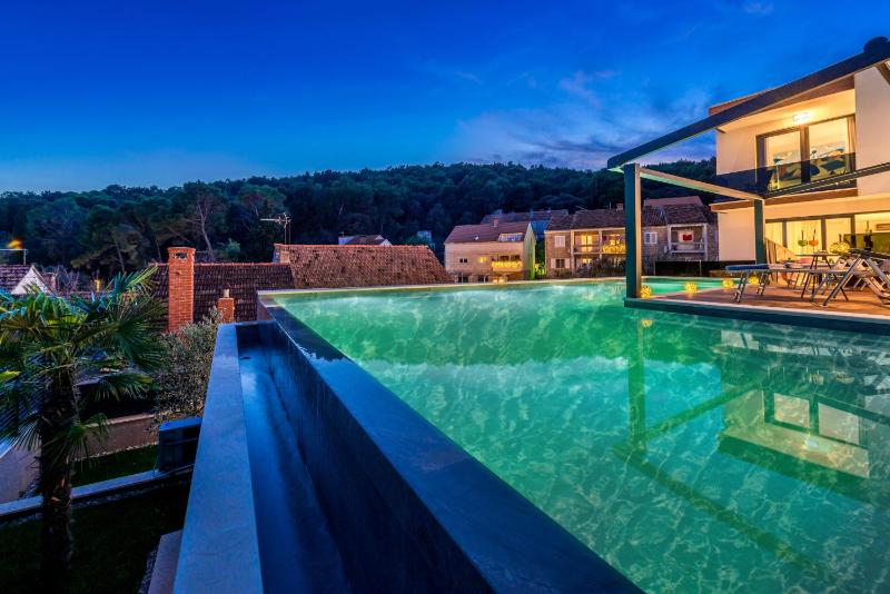 Five Bedroom Villa image 2