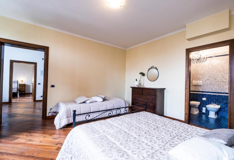 Double Room with Canal View image 4