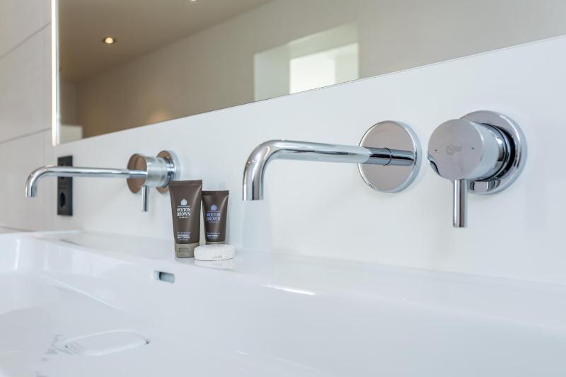 Superior King Suite image 2