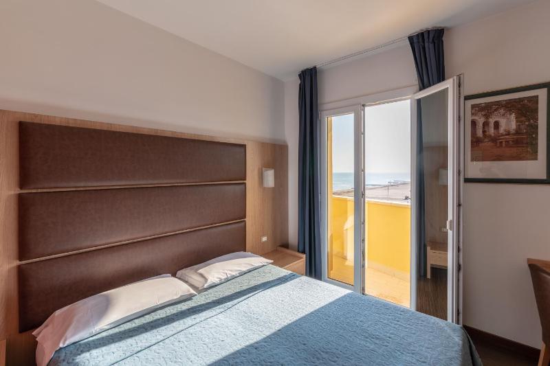Double or Twin Room with Partial Sea View image 3