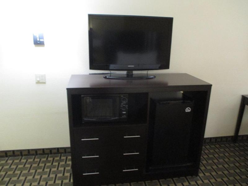 Days Inn & Suites by Wyndham Sam Houston Tollway - image 9