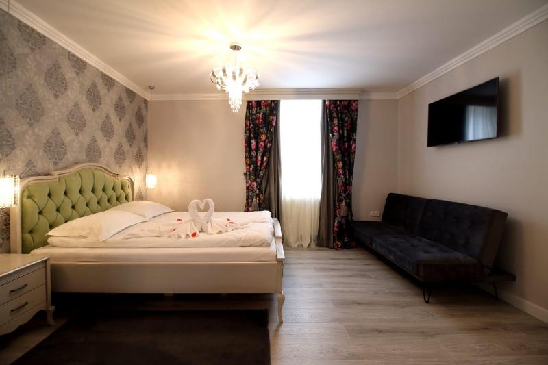 King Studio with Sofa Bed image 3