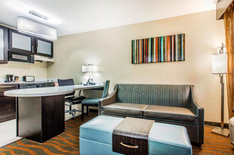 Queen Suite - Accessible/Non-Smoking image 3