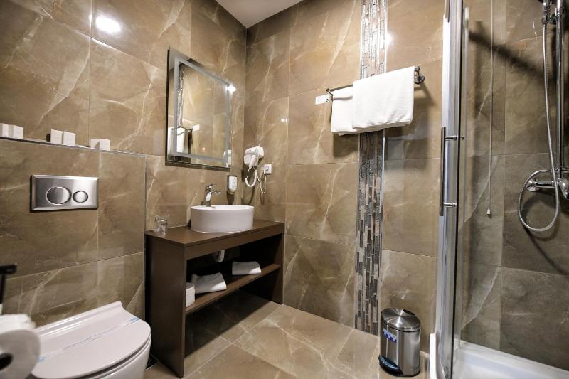 Apartment with Shower image 4