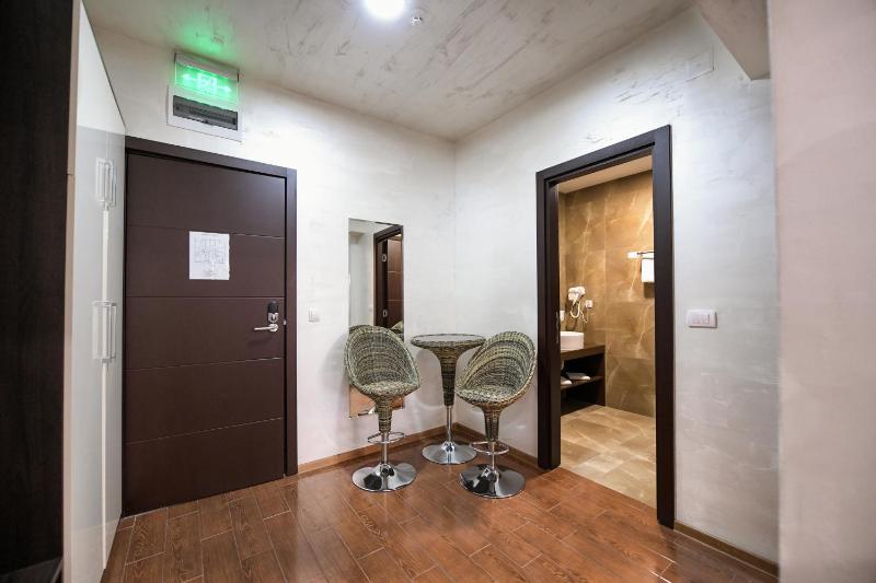 Apartment with Shower image 3