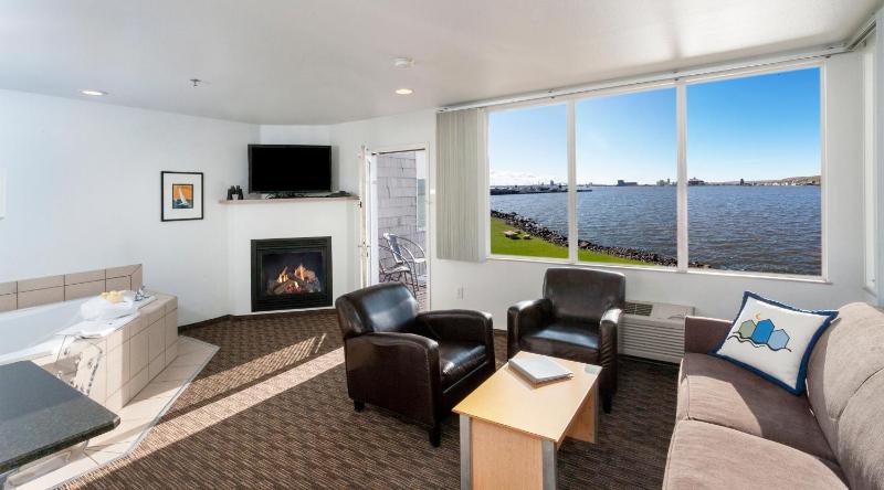 Deluxe One-Bedroom Suite with Harbor View image 1