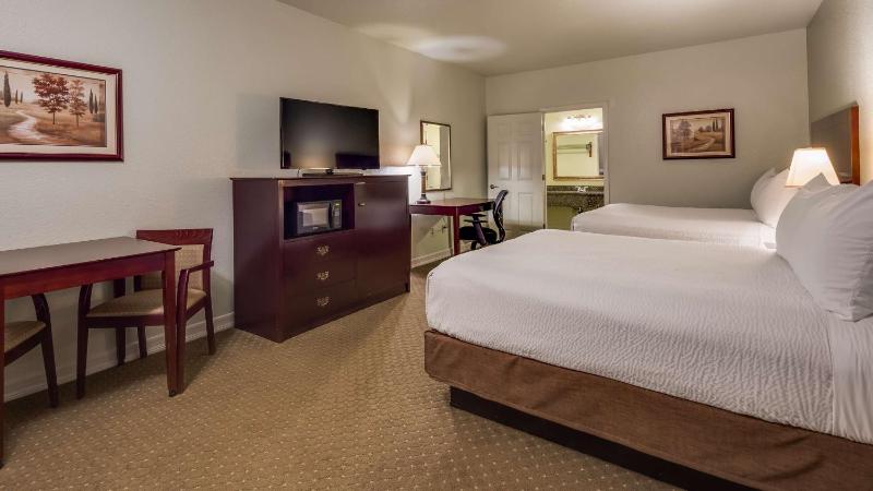 Queen Room with Two Queen Beds - Non-Smoking image 4