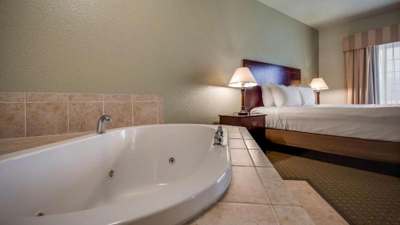 King Room with Whirlpool - Non-Smoking image 4